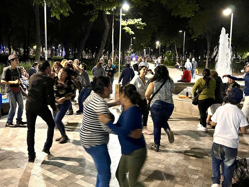 公園でダンスするメキシコの人々