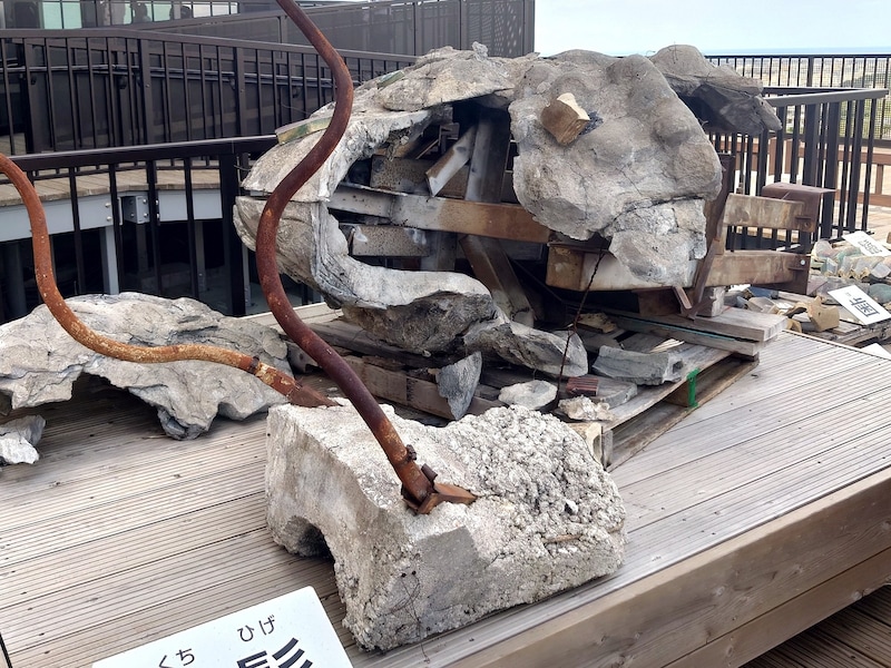 見学エリアに展示されている実際に火災に遭った「龍頭棟飾」