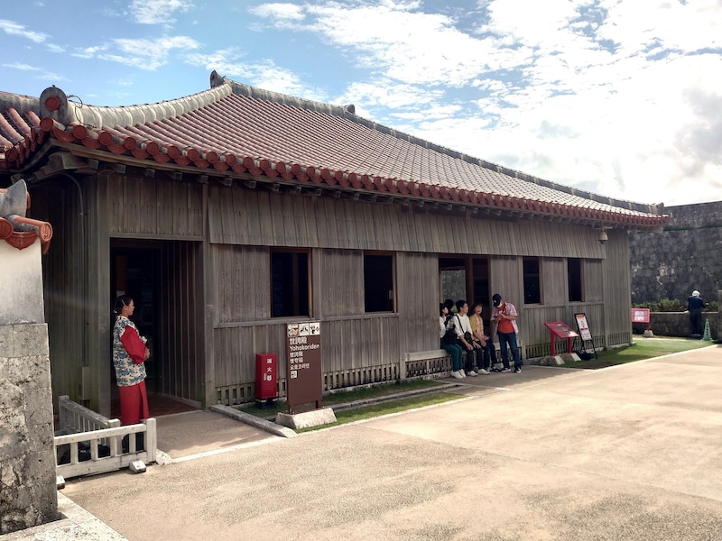 休憩スペースもある世誇殿