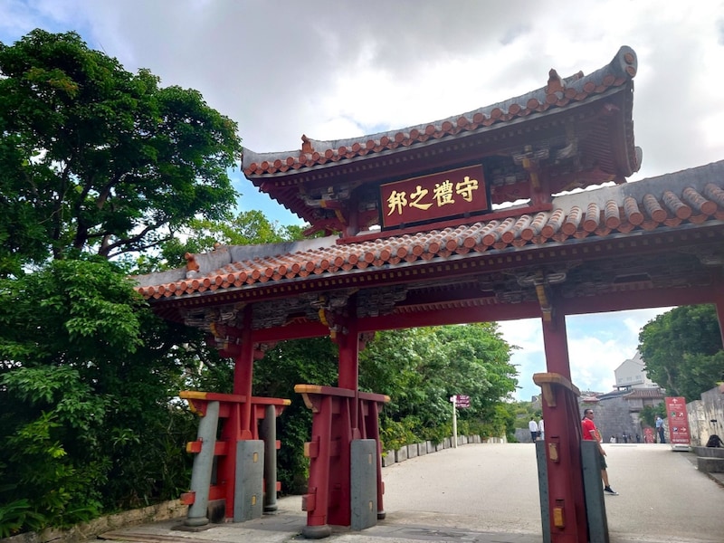 火災の被害を逃れた守礼門。記念撮影スポットとしても人気