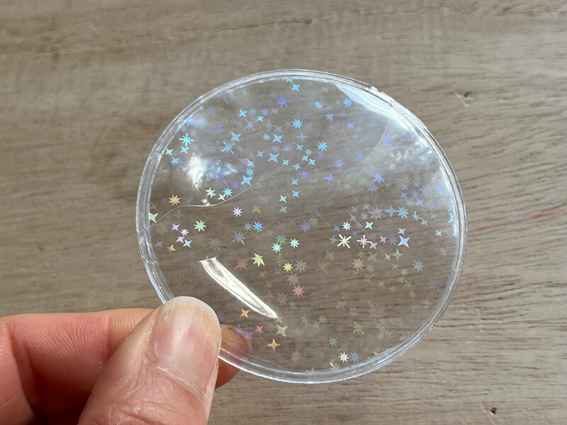 セリアの「ホログラム缶バッジカバー」は表面がキラキラしている