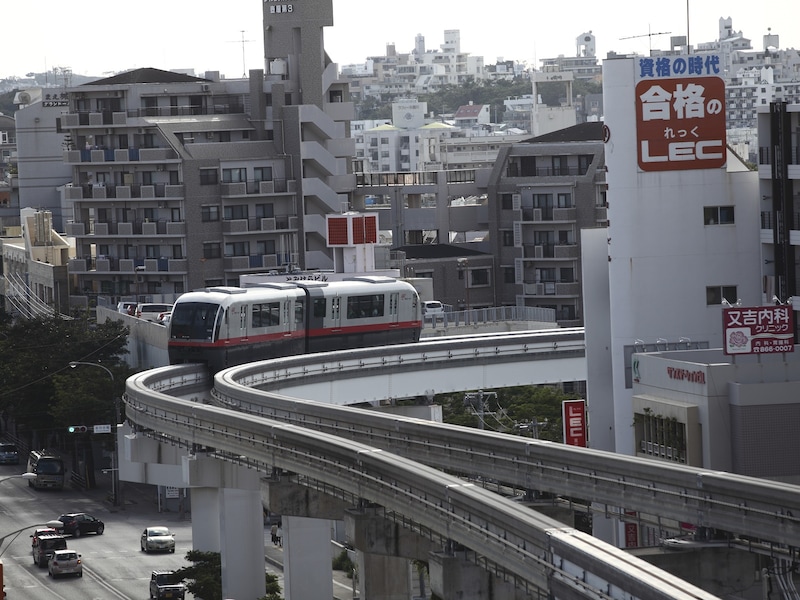 車社会で渋滞が多い那覇市中心部では、ゆいレールはとても重要な移動手段 (C)OCVB