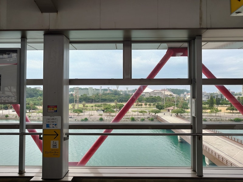 壺川駅から見える国場川と奥武山公園
