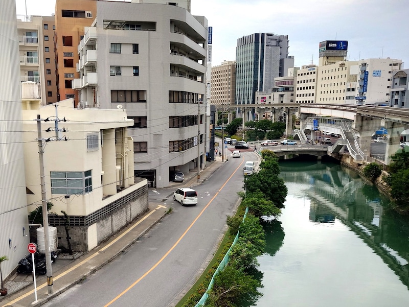 那覇中心部では、ゆいレールは久茂地川の上を走っている