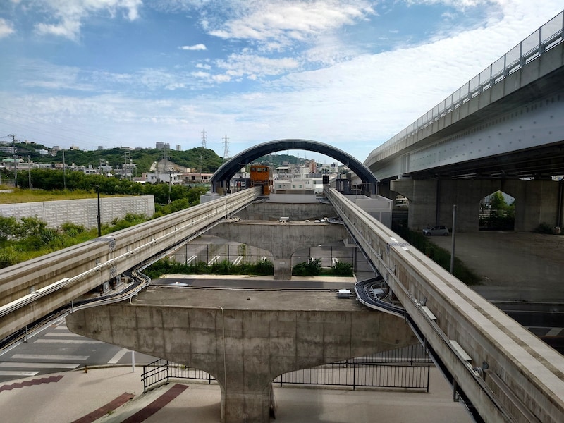 てだこ浦西駅から見える、ゆいレールの線路の端っこ