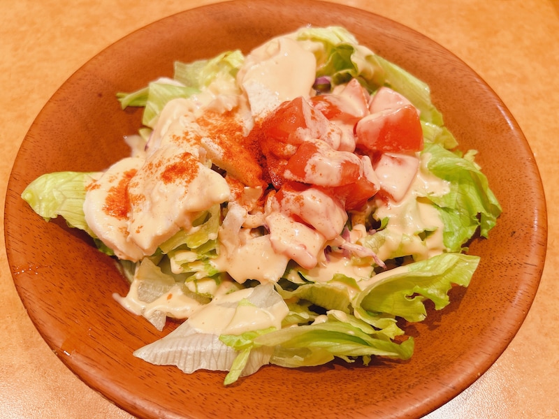 ボリューム満点でお腹いっぱいになれる「チキンのサラダ」
