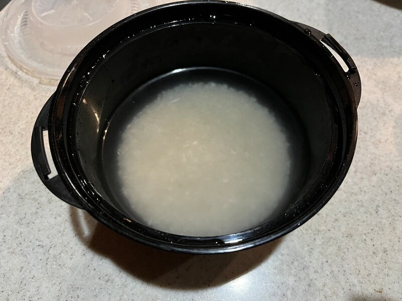 水切りしたお米に水を240ml(半合の場合は120ml)入れる