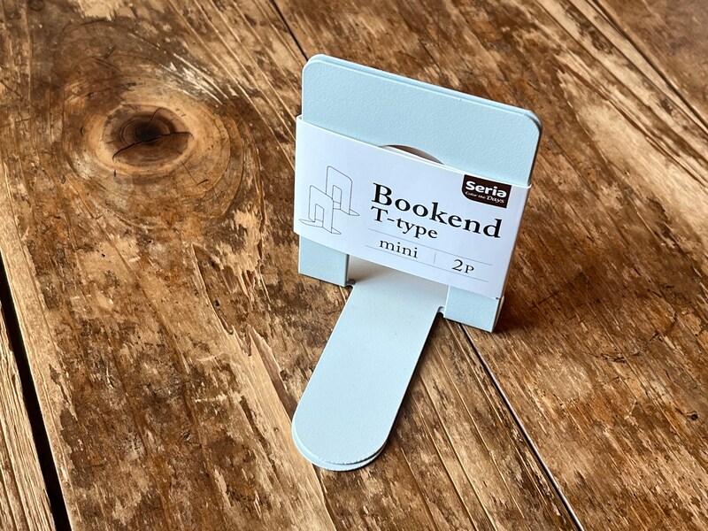 セリアの「ブックエンド T型 ミニ」