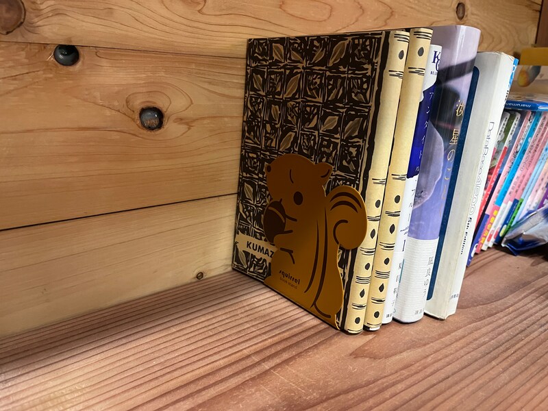 セリアの「アニマルブックスタンド」はリスがかわいい。お子さんの机や本棚で使うのもおすすめ