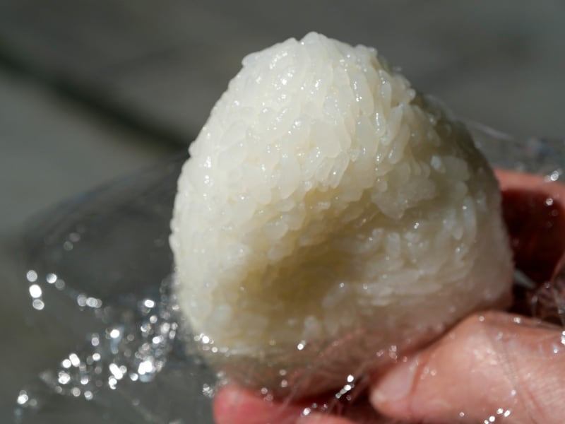 お米そのものの甘味・旨味を感じられる「塩むすび」