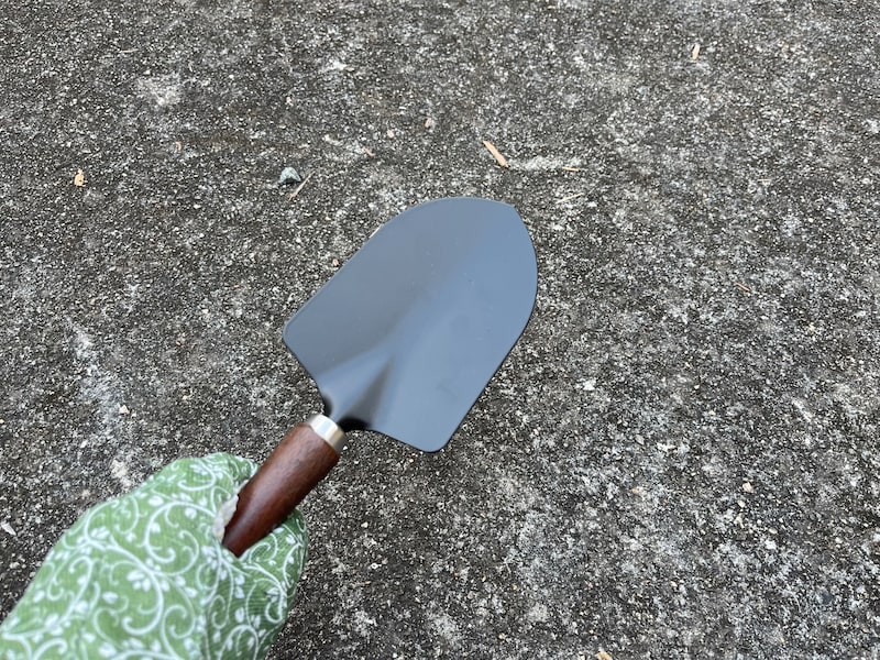 セリアの「木柄 移植こて太」の柄は持ちやすい木製