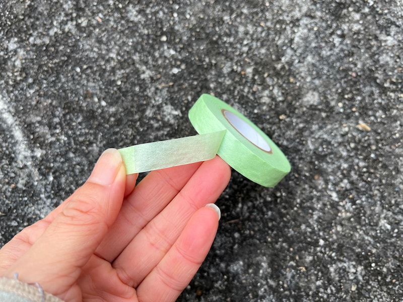 セリアの「園芸誘引テープ」はテープ同士はよくつき、ほかにはつきにくいので使い勝手◎