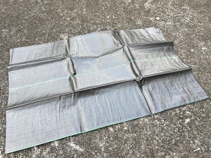 セリアの「園芸・駐車場用 防草シート」は黒くて光が入らないようになっている