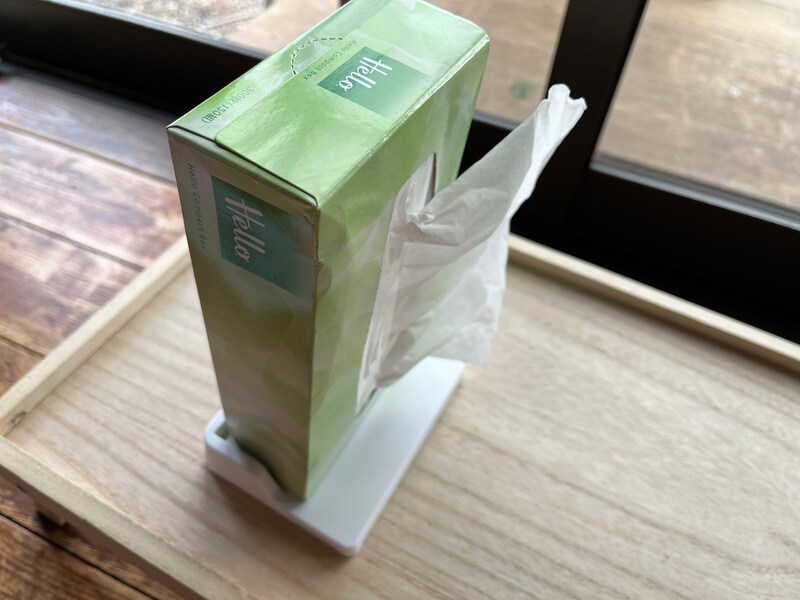 セリアの「ティッシュBOX スタンド」はボックスティッシュを縦置きすることでスペースを節約できる
