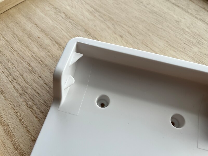 セリアの「ティッシュBOX スタンド」の内側のツメでボックスティッシュを固定できる