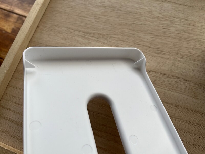 セリアの「ティッシュBOX 小物トレイ」の内側のツメでボックスティッシュを固定