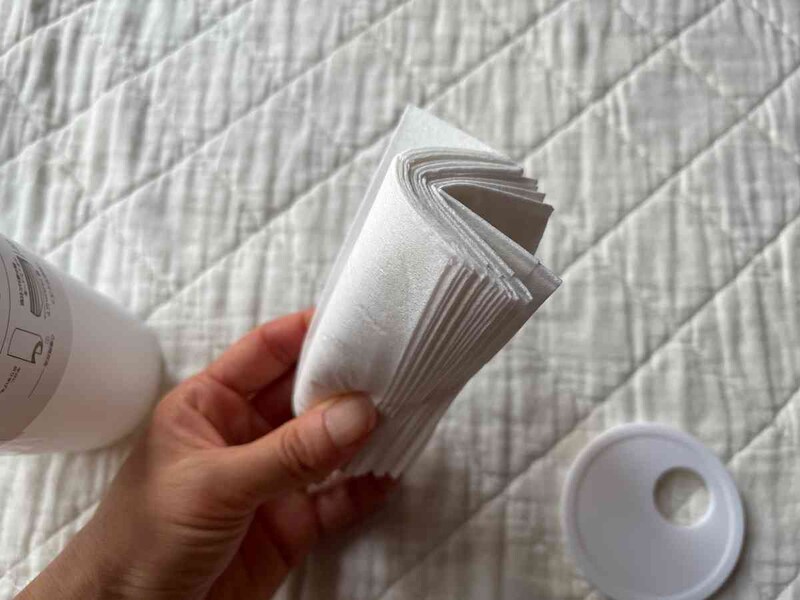 セリアの「ティシュー詰め替えケース」はティッシュを丸めて中に入れて使う