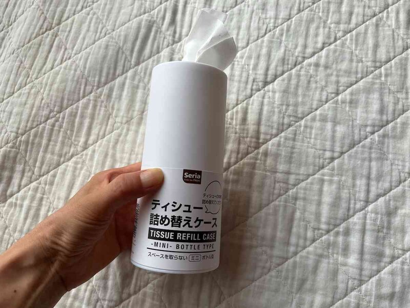 セリアの「ティシュー詰め替えケース」の上部の穴からティッシュを出す