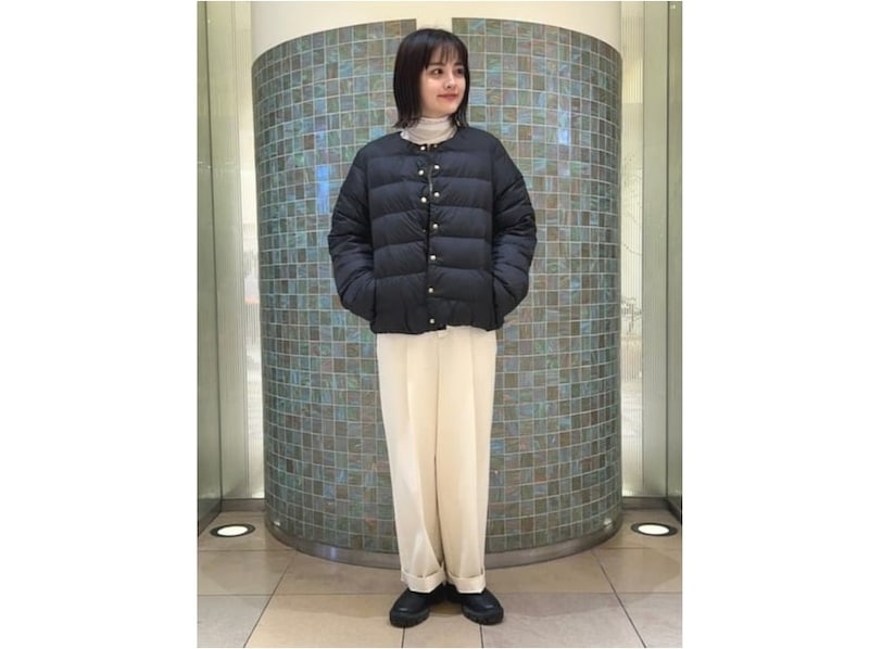 【OKコーデ】定番の黒ダウンには旬のタック入りワイドパンツを 出典:WEAR
