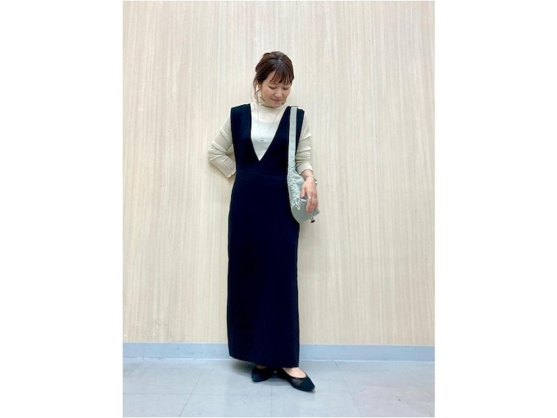 ジャンパースカートはインナー次第でがらっと雰囲気を変えられるのが便利 出典:StyleHint
