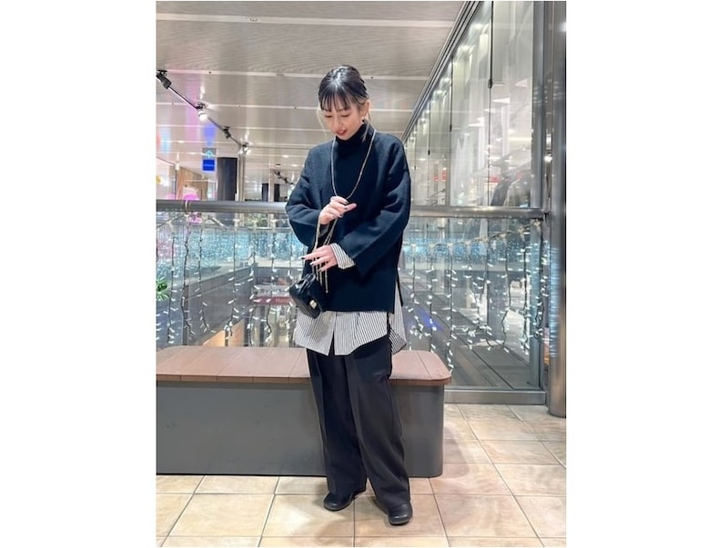 インナーにゆったりしたシャツをレイヤードしてシャープさをプラス 出典:WEAR