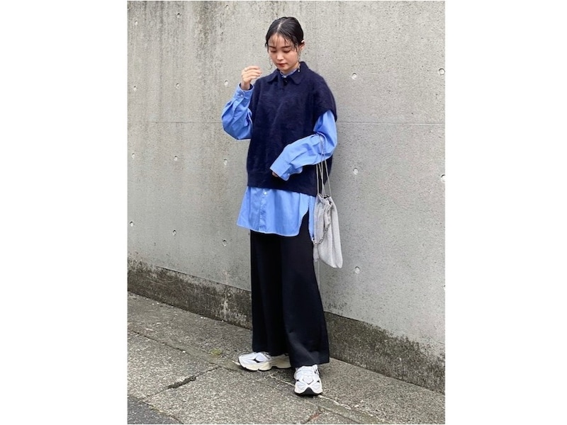 フェミニン過ぎないシャツ＆レイヤードコーデでスマートな着こなしに　出典：WEAR