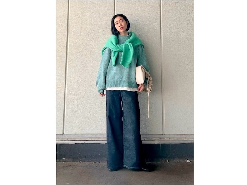 トーンの違うグリーンのニットを重ねて、簡単だけどおしゃれに見える着こなしに 出典:WEAR