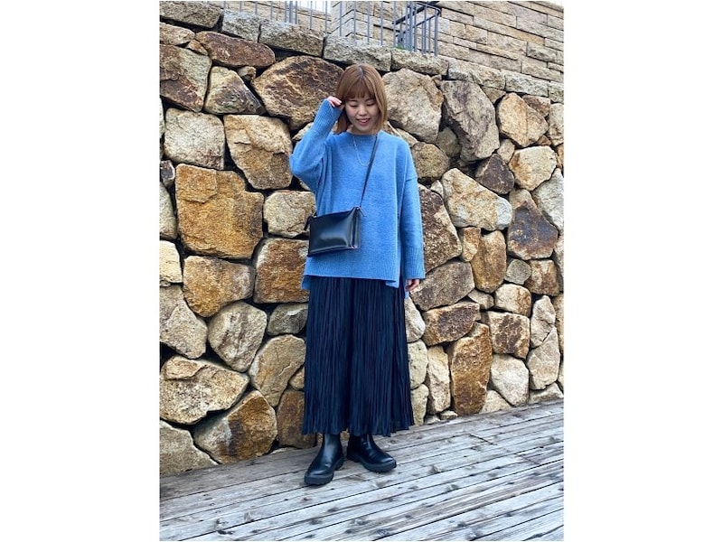 ブルーのニットにネイビーのスカートでグラデーションカラーにまとめて 出典:WEAR