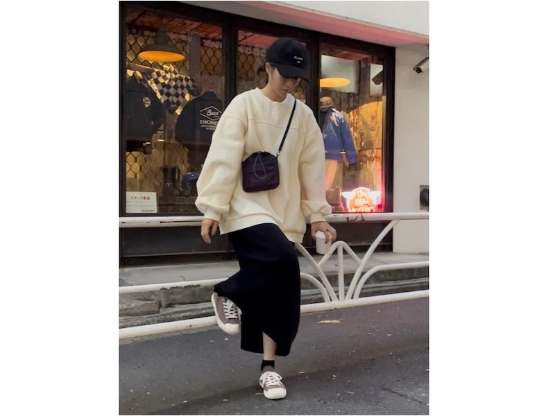 明るいトーンのスニーカーは足もとに抜け感もプラスしてくれる　出典：WEAR