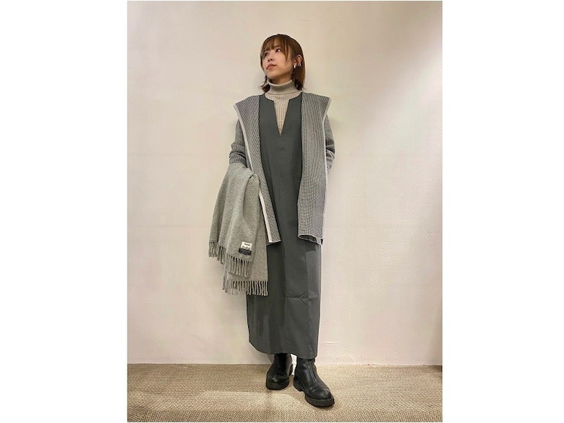 ベージュやグレーのニュアンスカラーレイヤードでおしゃれ見え　出典：WEAR