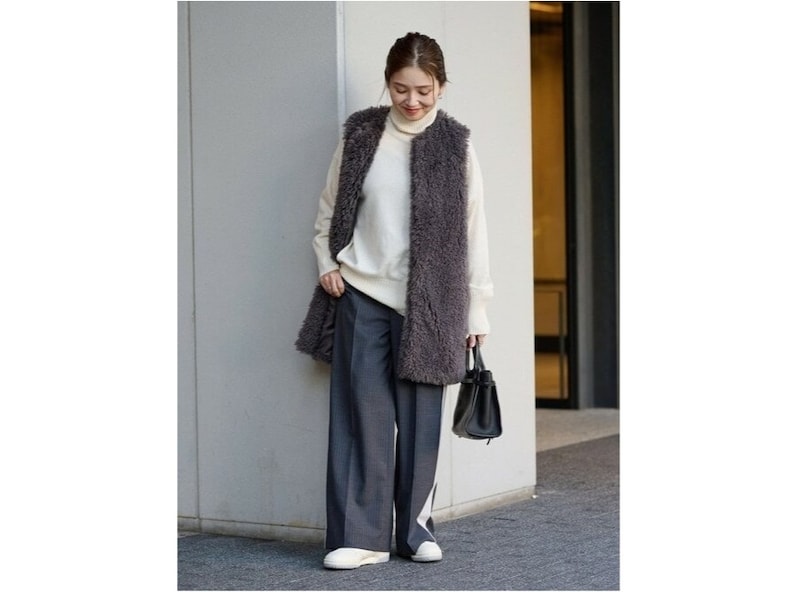 トレンドのグレーを多く取り入れたモノトーンコーデの外しに白スニーカーを 出典:WEAR