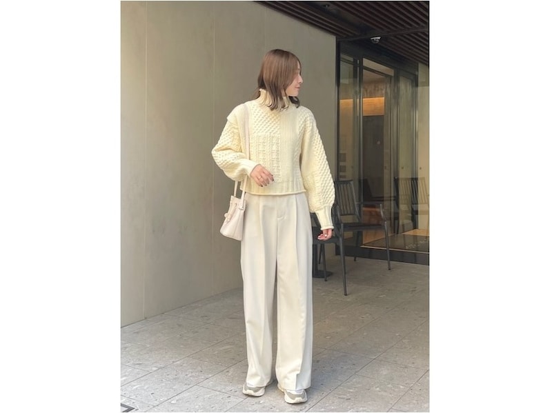 エレガントな印象が強いオールホワイトコーデも白スニーカーで軽やか 出典:WEAR