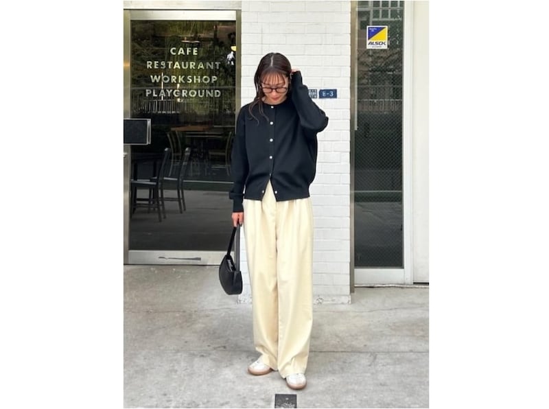 【OKコーデ】カーディガンの下のボタンを開けておくだけで、より脚長効果も得られます 出典:WEAR
