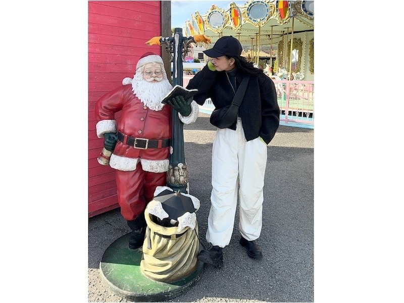 シンプルな黒キャップは抜け感も出て大人コーデになじみます 出典:WEAR