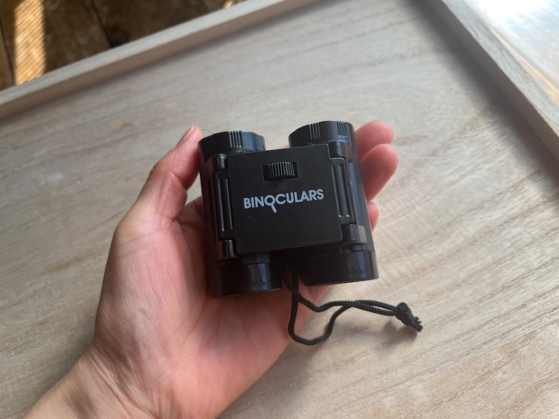 セリアの「双眼鏡」はコンパクトな手のひらサイズ