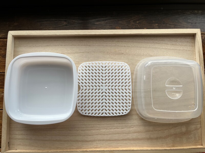 セリアの平たいお皿タイプの「レンジ蒸器」は、3つのパーツに分かれている