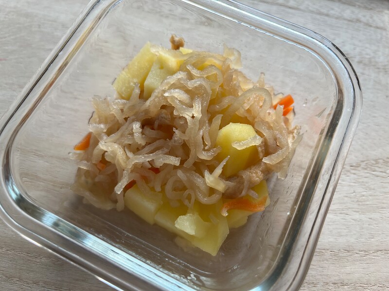蒸したじゃがいも切り干し大根の煮物を混ぜたメニュー
