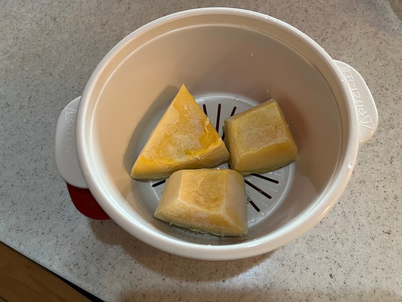 セリアの「レンジ蒸器」で冷凍かぼちゃを蒸してみる