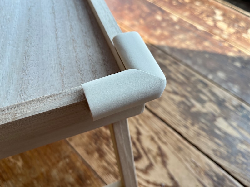 セリアの「コーナークッション」はテーブルの角にピッタリ