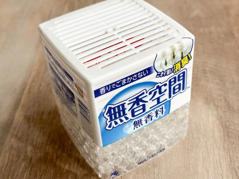 本棚に消臭剤を入れる
