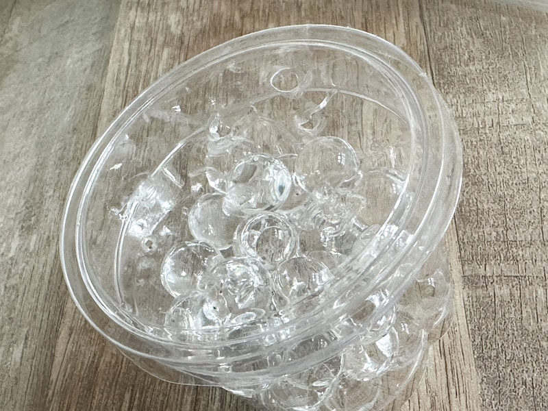 消臭剤を入れて蓋に穴を開けておく