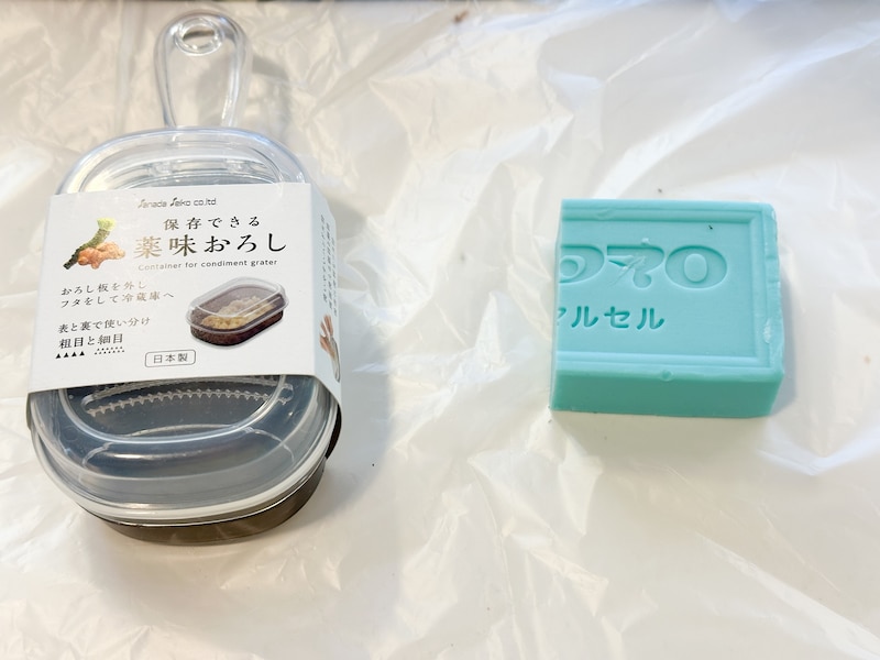 100円グッズのおろしでウタマロを削る