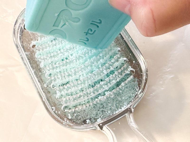 ウタマロを薬味おろしで削る