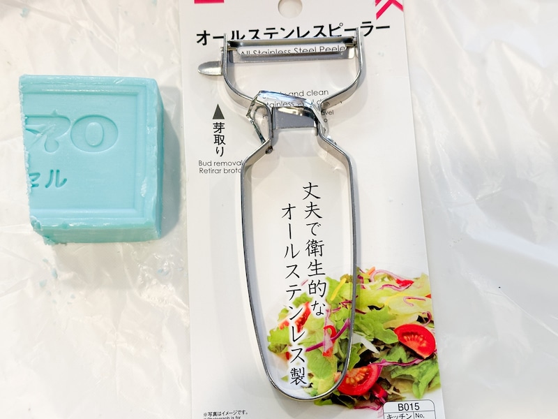 100円グッズのピーラーを使う