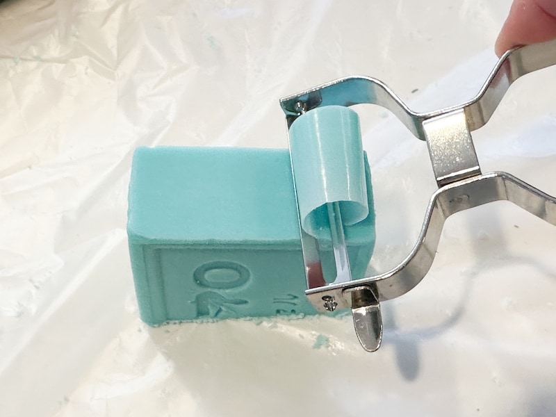 ウタマロをピーラーで薄く削りとる