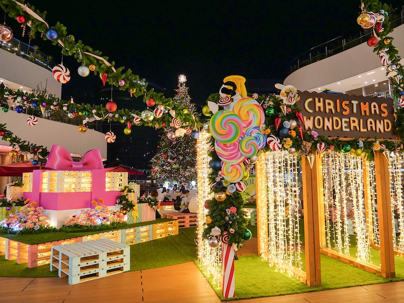 「クリスマスワンダーランド」をテーマにしたカラフルなオブジェが点在