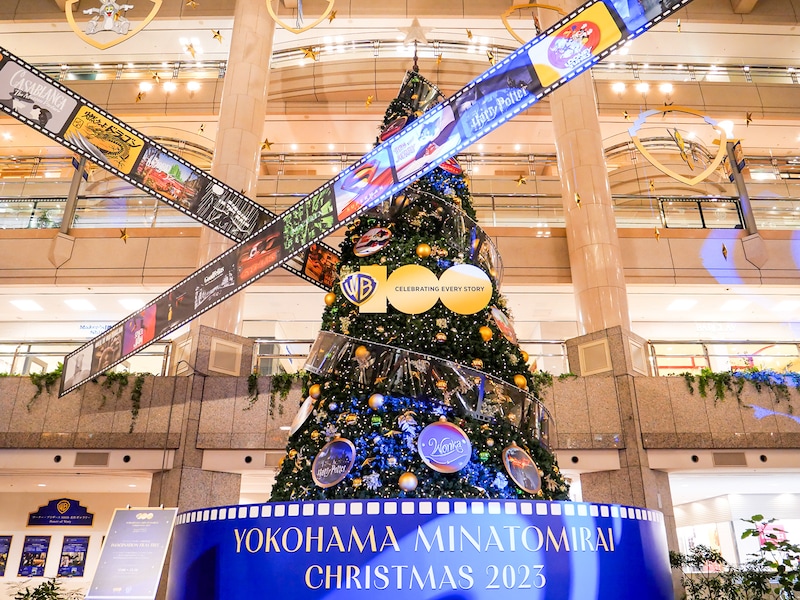 ランドマークプラザ1階「サカタのタネ ガーデンスクエア」のメインツリー「IMAGINATION FILM TREE」