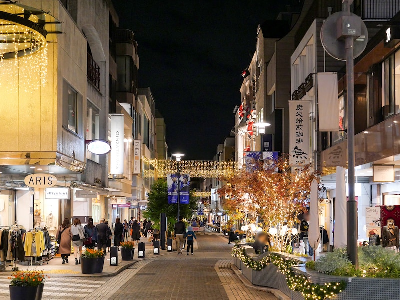 あたたかな電球色に彩られる元町ショッピングストリート