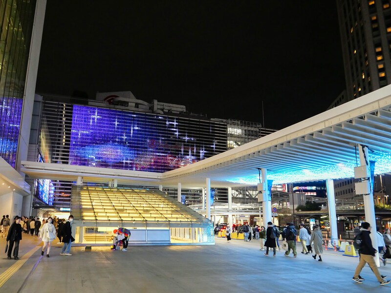 壁面では「宇宙空間」をテーマとした光のパレードのイルミネーションが展開