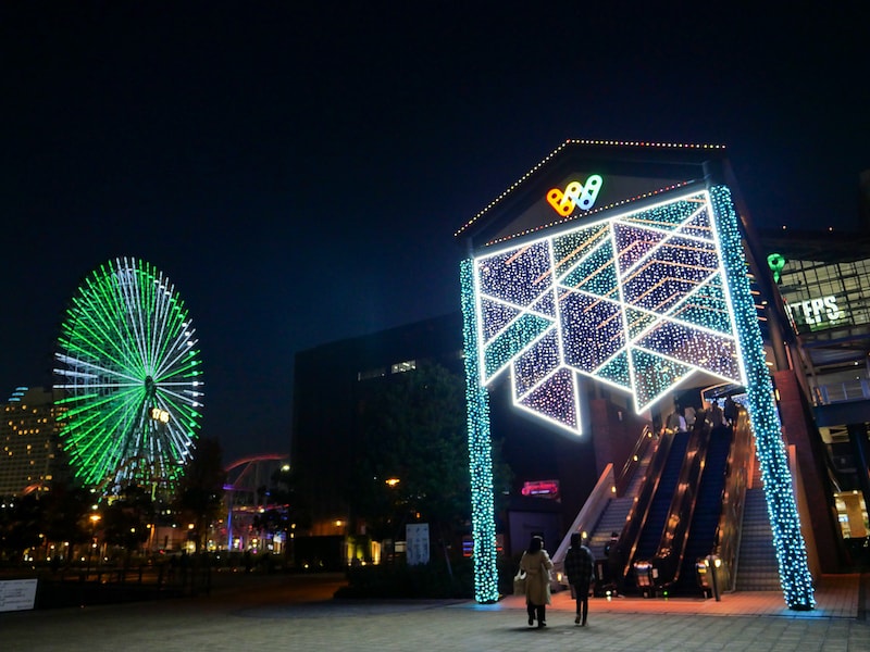 30分に1回、光と音の演出が行われる、汽車道側正面ゲートのオーロラカラーのイルミネーション